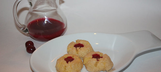 Рассыпчатое печенье с клюквенным джемом «Отпечатки» (Cranberry Thumbprints)