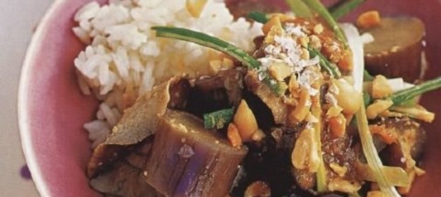 Тушеные баклажаны с грибами и арахисовым соусом