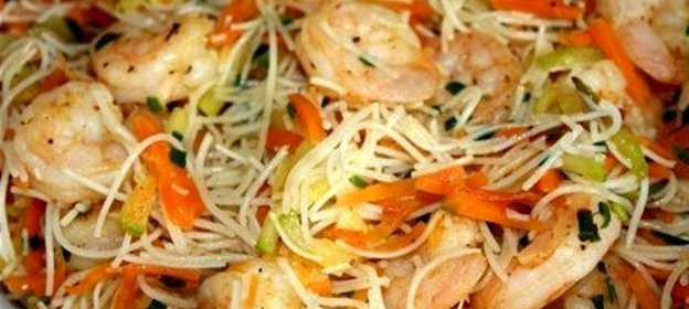Рисовая лапша с креветками и овощами по‑тайски