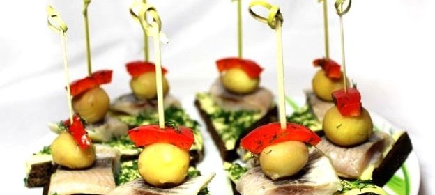 Закуска из черного хлеба с сельдью