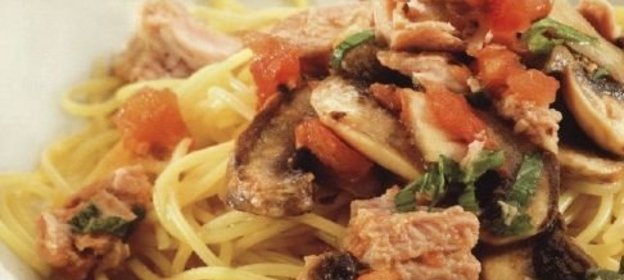 Спагетти с тунцом, грибами и помидорами