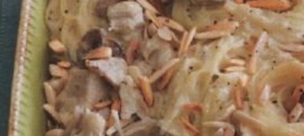 Вермишелевая запеканка с грибами, курятиной и миндалем