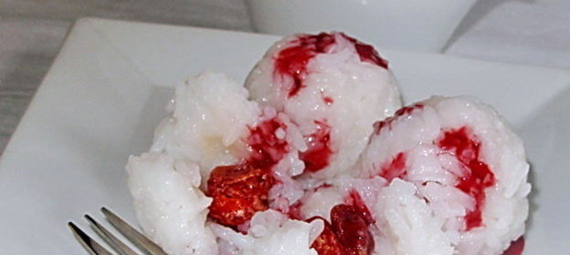 Рисовые шарики с вишней