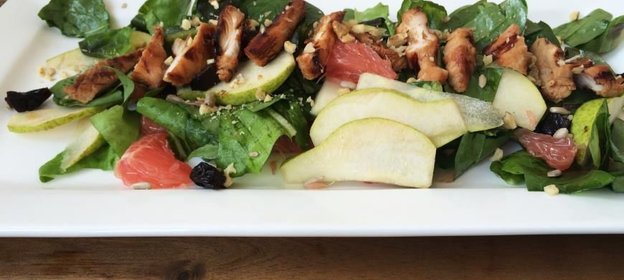 Салат из шпината с индейкой, грушей и грейпфрутом