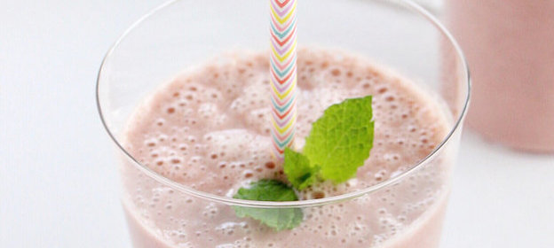 Смузи из авокадо и малины