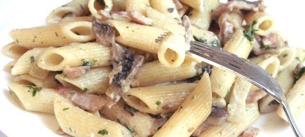 Макароны с беконом и грибами