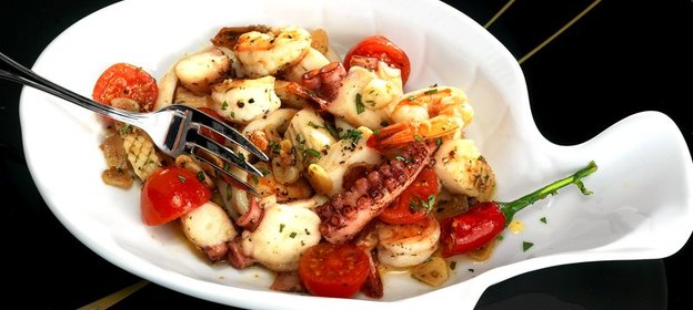 Жареные морепродукты с чесноком и томатами