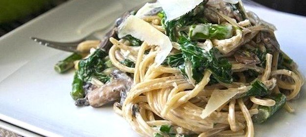 Спагетти с грибами и шпинатом