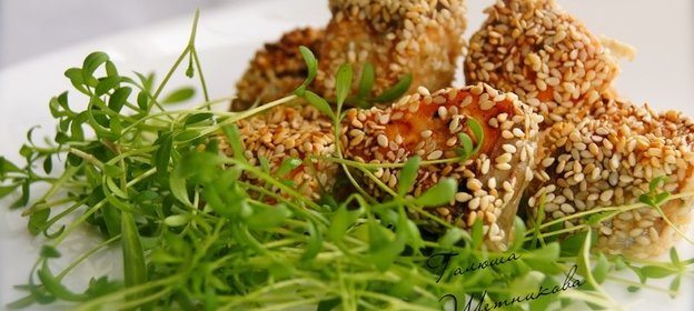 Форель в кунжуте с кресс салатом