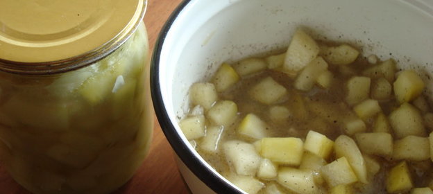 Салат с сельдереем и яблоком