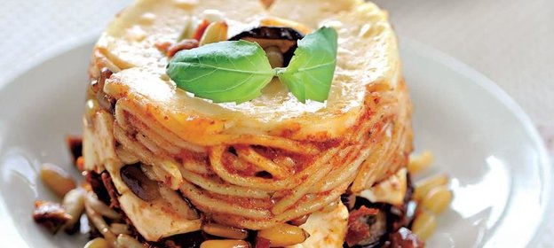 Тимбаллини из спагетти с баклажанами и кедровыми орехами