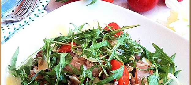 Салат из гречки, сырокопченого мяса, помидоров черри и руколы