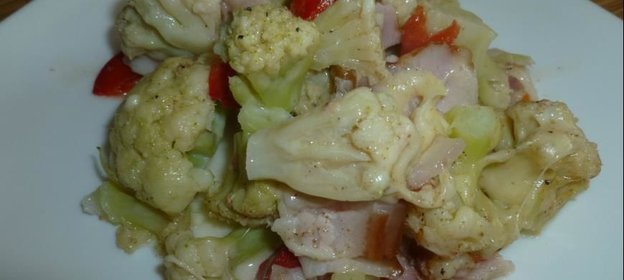 Запеканка из цветной капусты с беконом