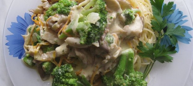 Спагетти и брокколи и грибами