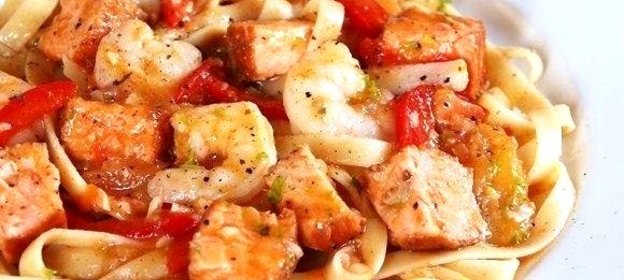 Фетуччини с острыми креветками и лососем