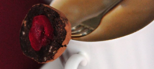 Почти шоколадные конфеты с вишней