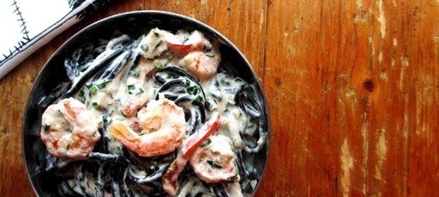 Паста в сливочно-чесночном соусе с креветками и сладким перцем