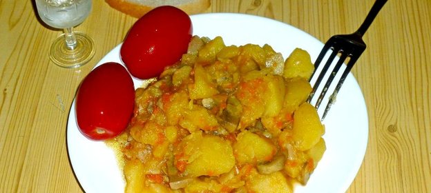 Тушеный картофель с капустой и грибами