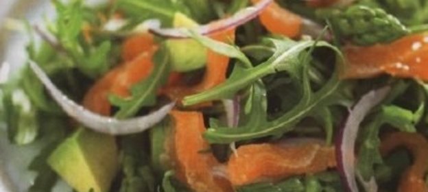 Салат с рукколой, авокадо, спаржей и лососем