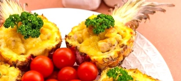 Курица в ананасе