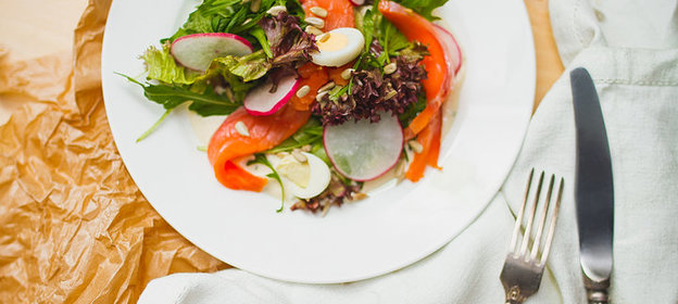 Салат с копченой семгой