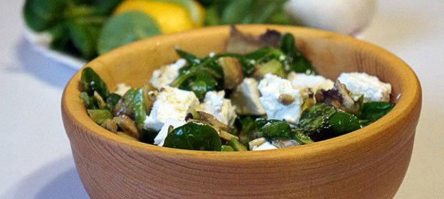 Салат со свежими шампиньонами и сыром фета