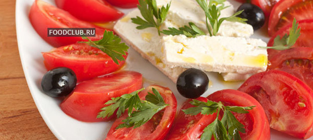 Салат из розовых помидоров с брынзой