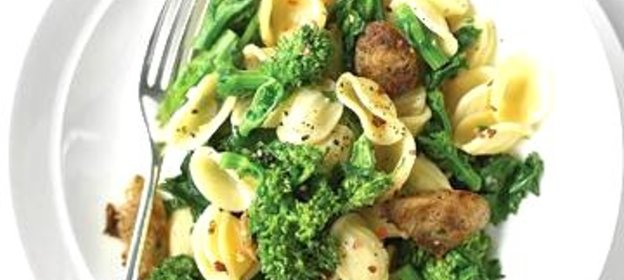 Паста с куриными колбасками и брокколи