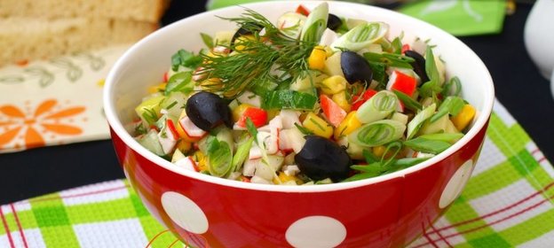 Салат с яблоком, огурцом, кукурузой и крабовыми палочками