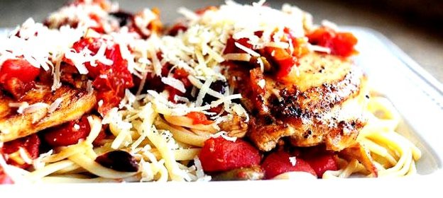 Паста с куриным филе и красным луком