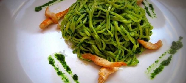 Лапша в зелёном шпинатном соусе