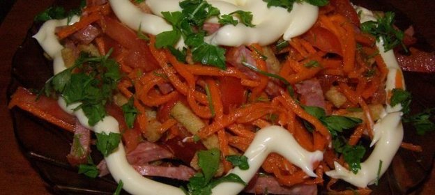 Салат с сухариками и колбасой