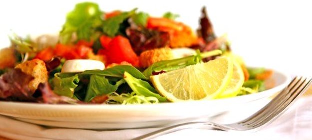 Салат из шпината и помидоров с лимоном