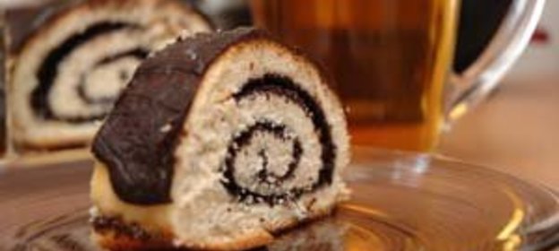 Булочка с маком в шоколадной глазури