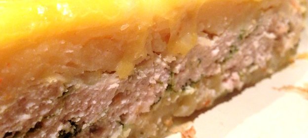 Картофельная запеканка с начинкой из куриного филе и шпината