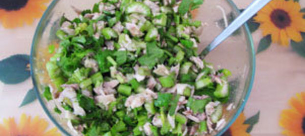 Приятный салатик из курицы и сельдерея