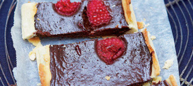 Торт из шоколада с малиной