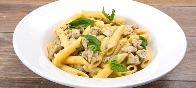 Пенне с колбасками и горчицей