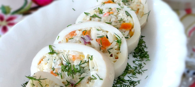 Новогодний крабовый салат в кальмаре