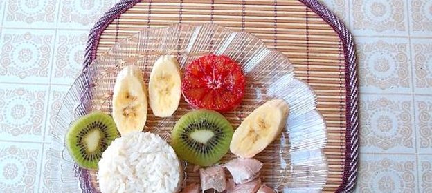 Легкий салат из риса, курицы и фруктов