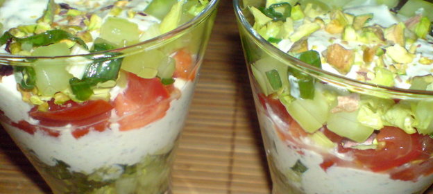 Томатное Тирамису или салат из помидоров,огурца и фисташкового песто
