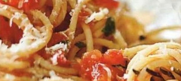 Спагетти с томатным соусом