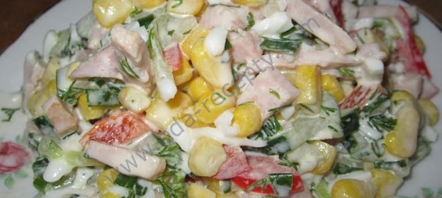 Салат из ветчины с огурцами яйцом и кукурузой