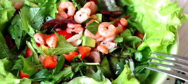 Зеленый салат с болгарским перцем, авокадо и креветками