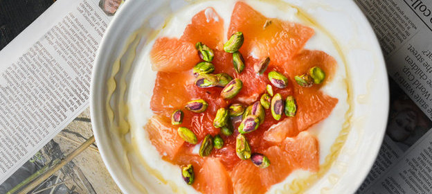 Салат с грейпфрутом, фисташками и сиропом агавы