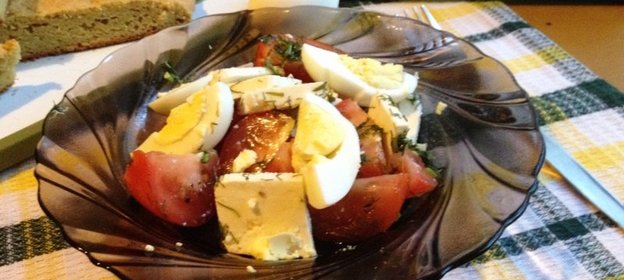 Салат с брынзой, помидорами и яйцом