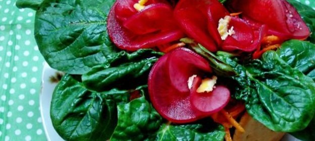 Салат Корзина с фиалками