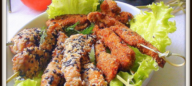 Куриные шашлычки – аростичини, с кунжутом и миндалём