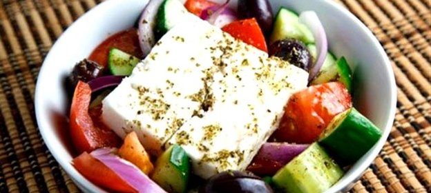 Греческий салат с винным уксусом