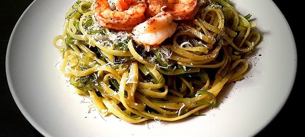 Спагетти и с чукой и креветками